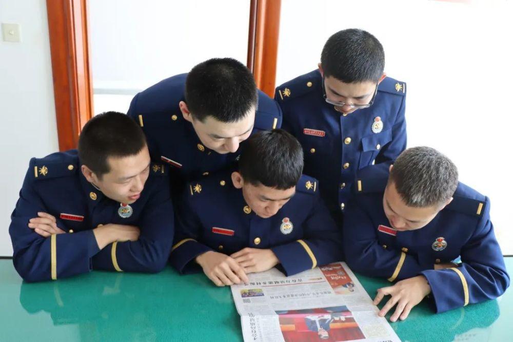 王俊凯凌晨机场遭围堵！怒怼代拍：你们有没有公德心